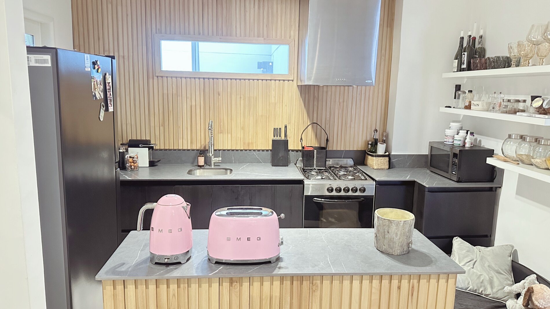 Cocina con isla integrada al living