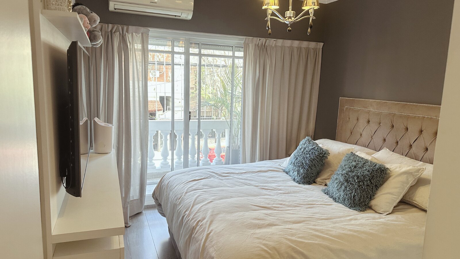 Dormitorio principal con salida al balcón