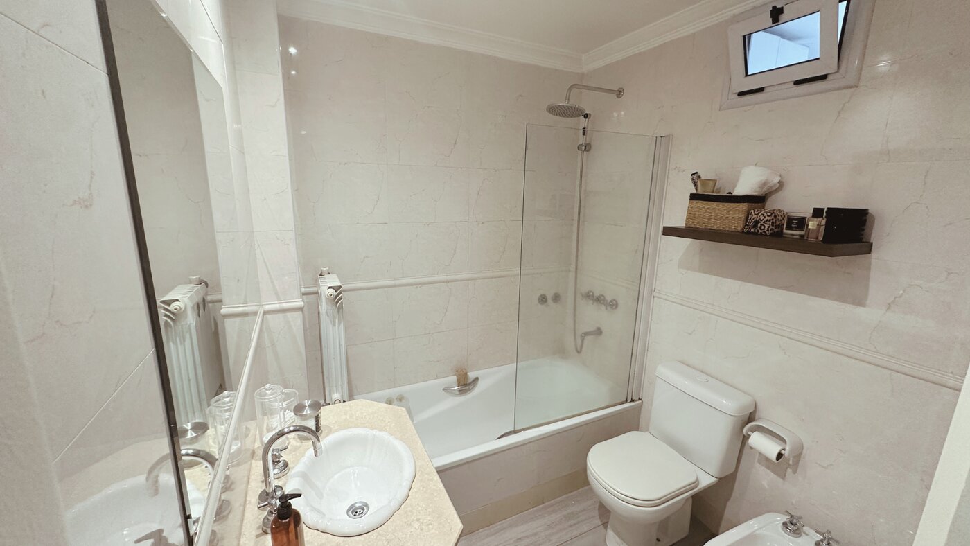 Baño completo con bañera