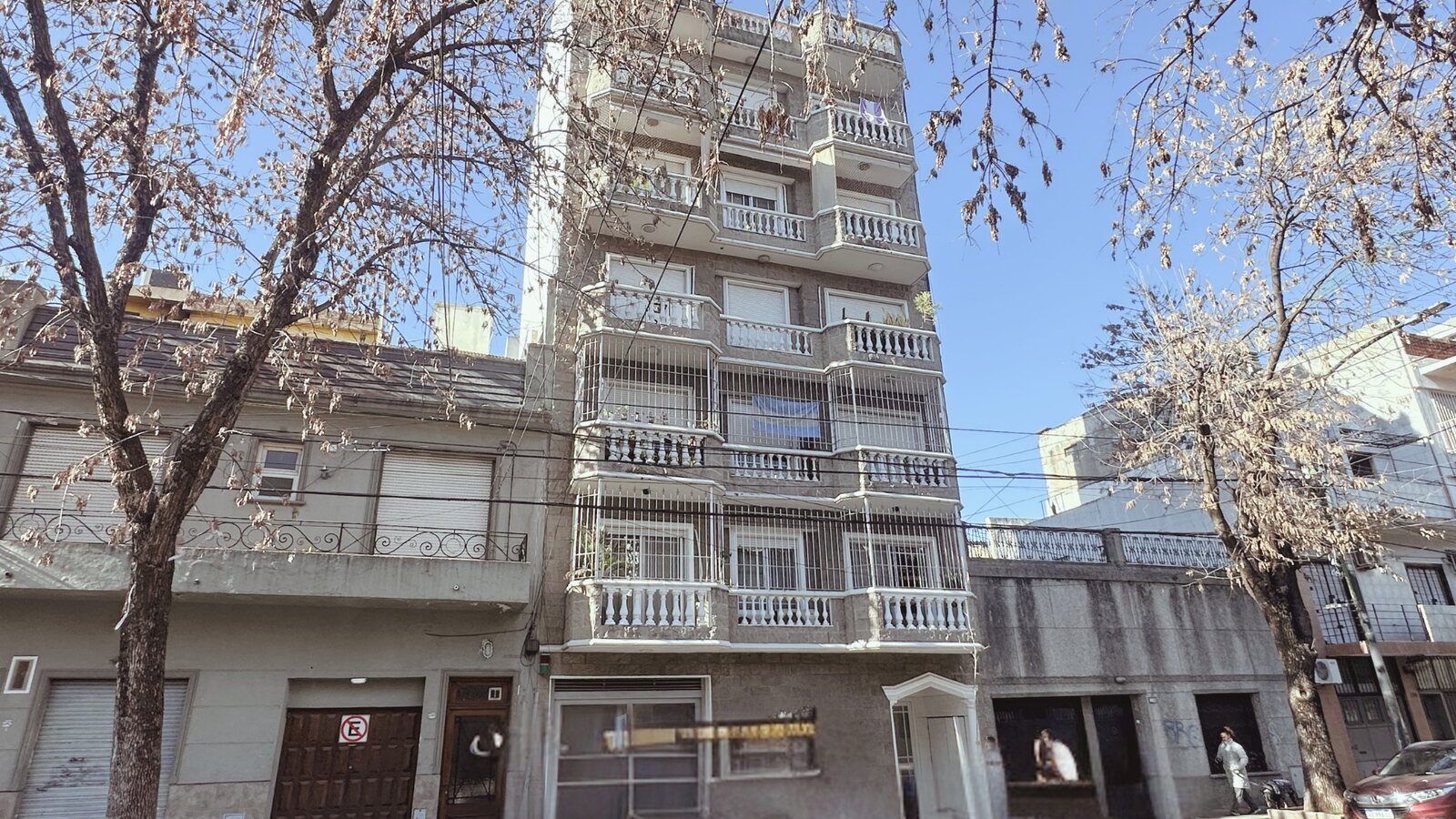 Frente del edificio de 6 pisos sobre Olleros, Colegiales