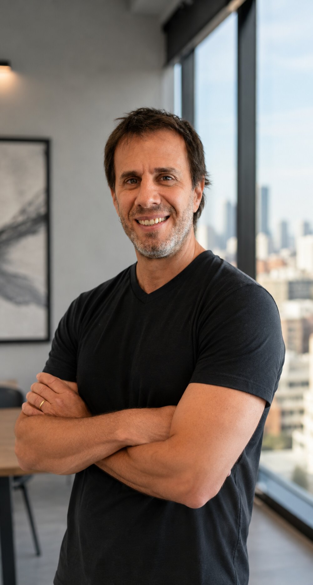 Damián Cohan, agente inmobiliario, en un departamento de Buenos Aires con luz natural