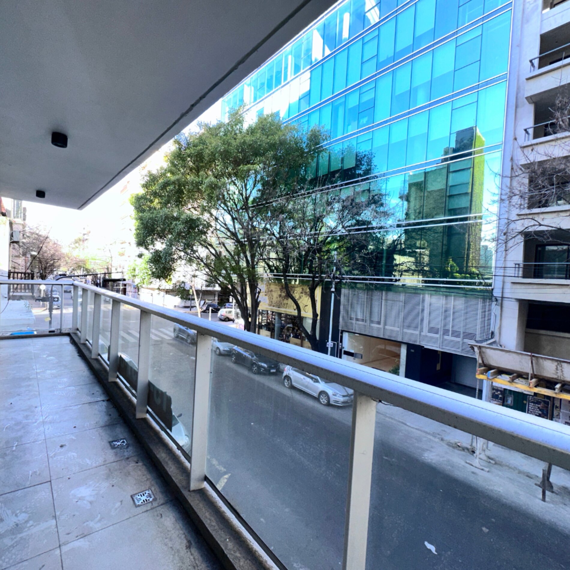 Balcón con vista abierta a la Avenida Dorrego y al barrio de Colegiales