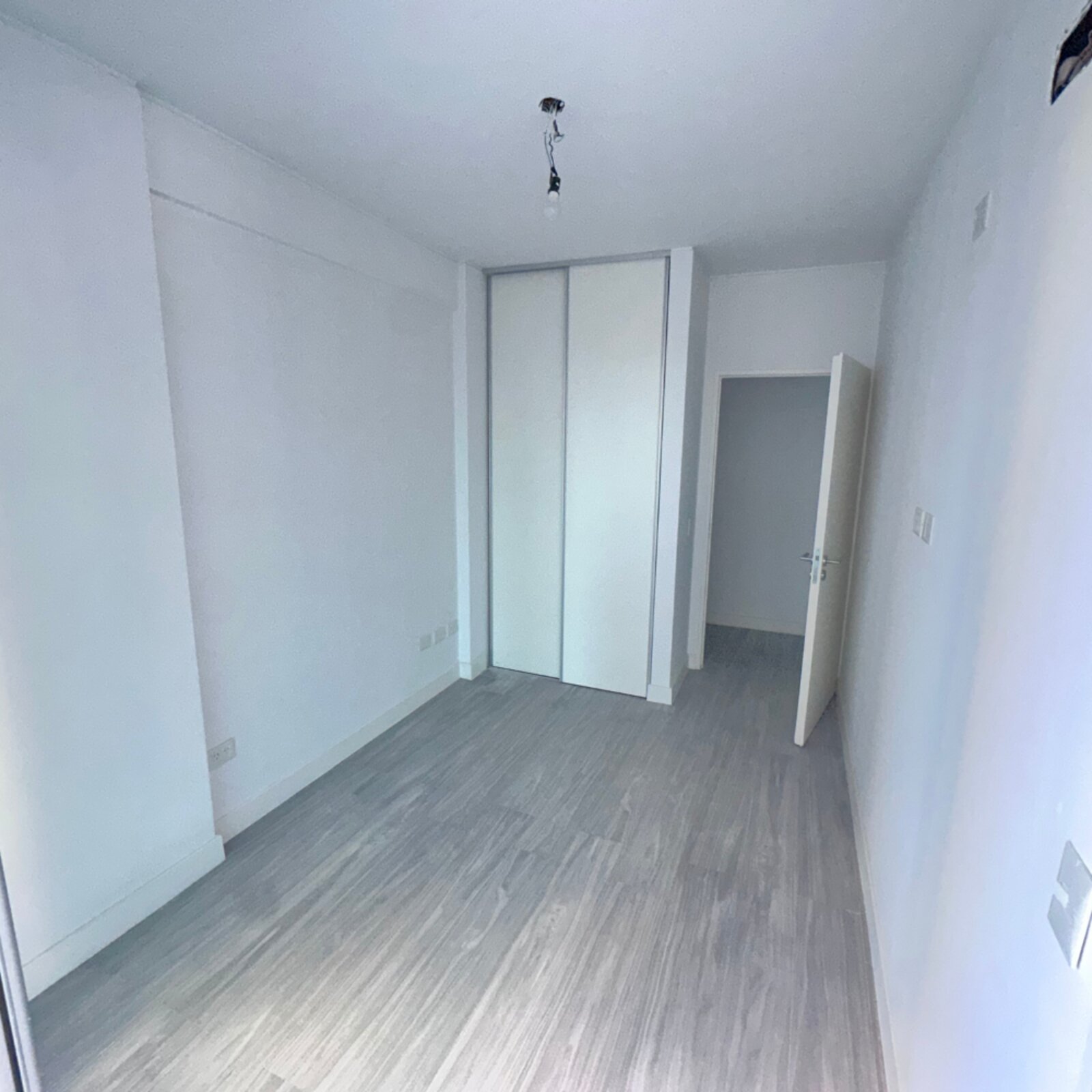 Dormitorio con placard y piso de porcelanato