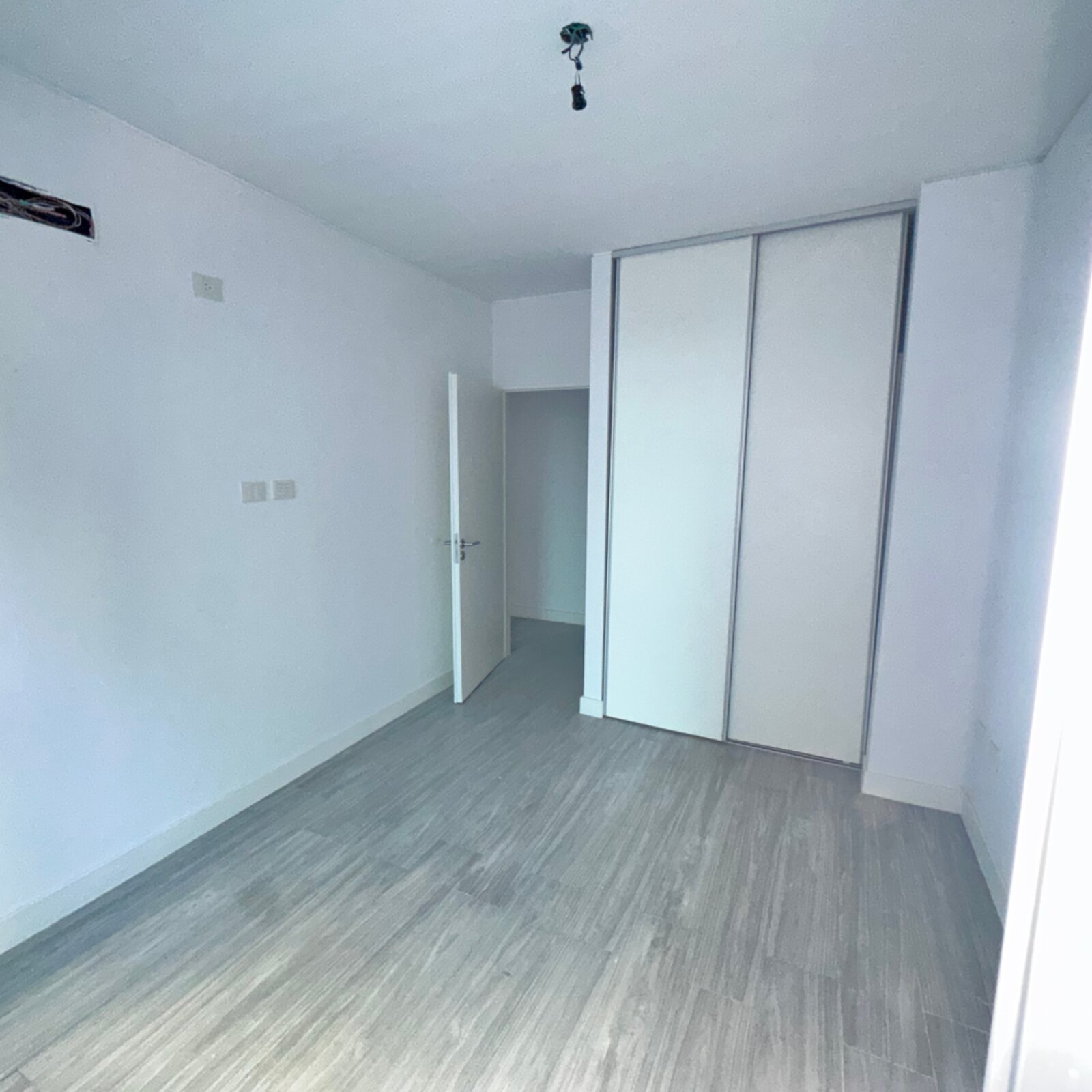 Segundo dormitorio luminoso con placard
