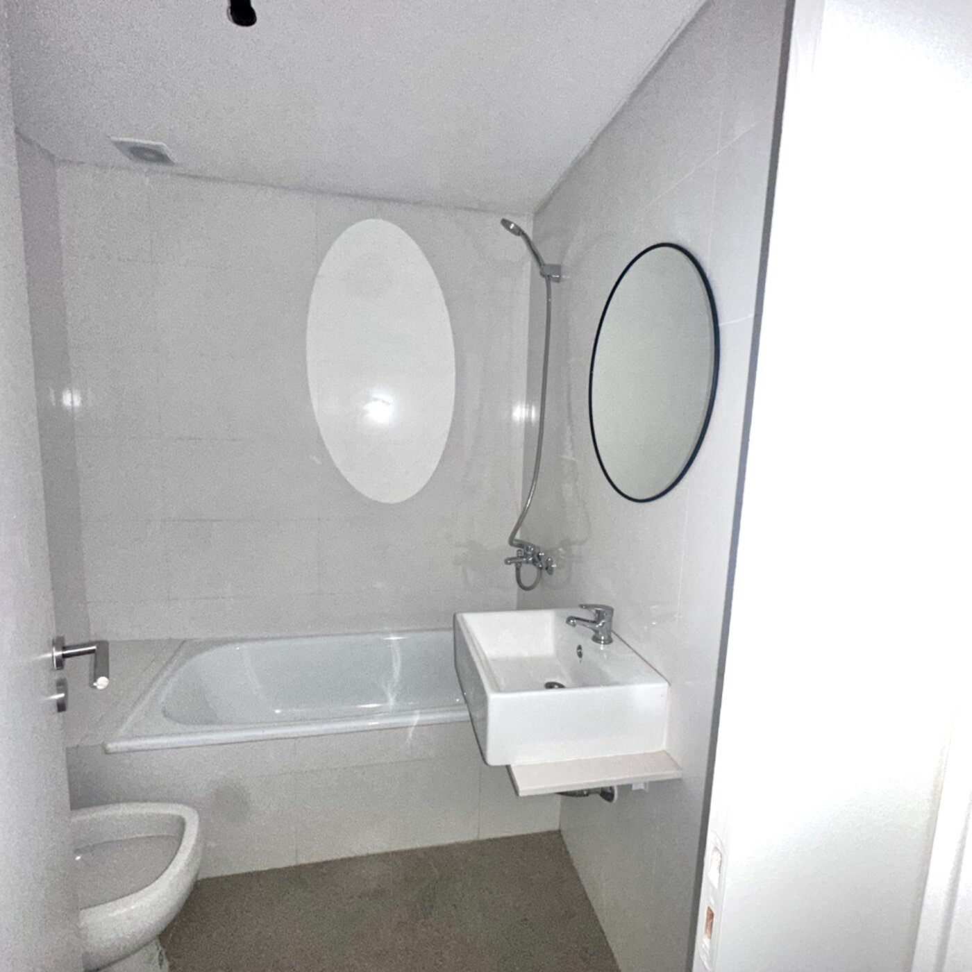 Toilette con bidet y grifería moderna
