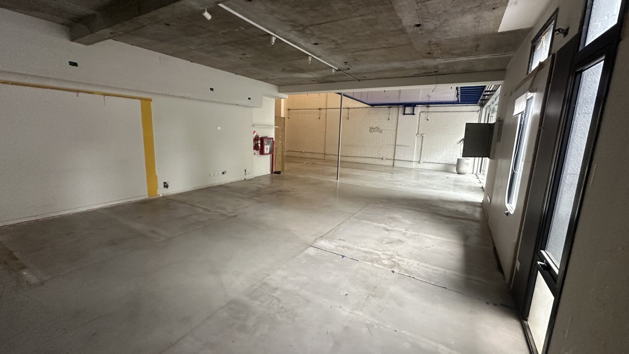 Amplio salón cubierto del local con ventanales