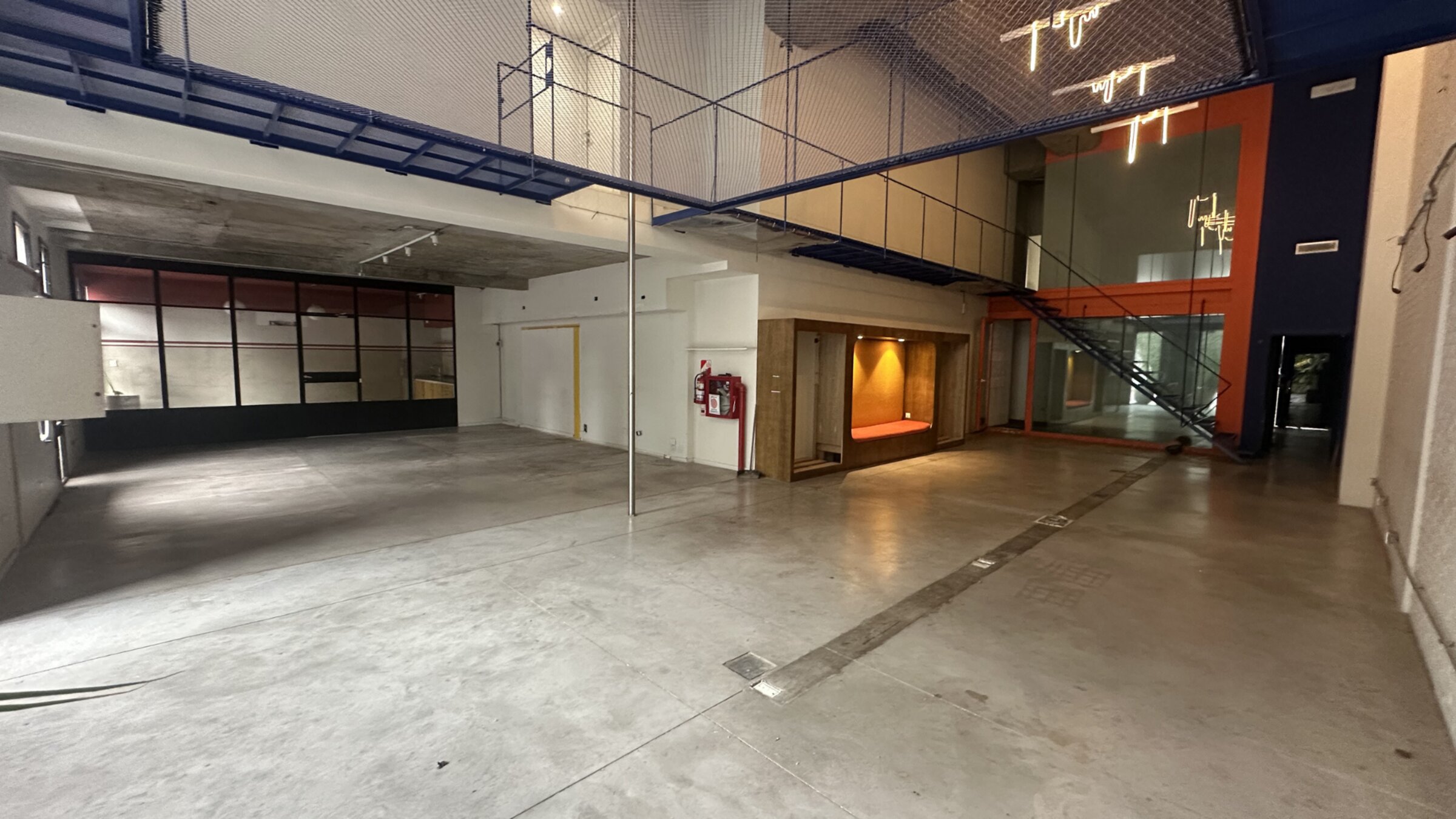 Salón en doble altura del local comercial en Gorriti, Palermo Hollywood