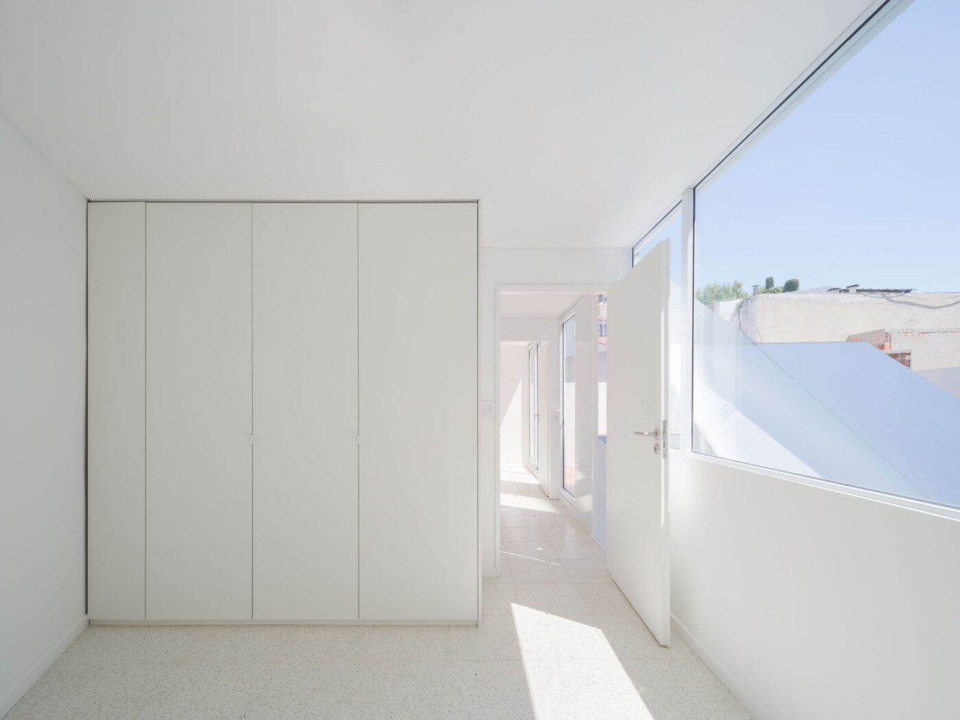 Dormitorio con placard integrado y gran ventanal