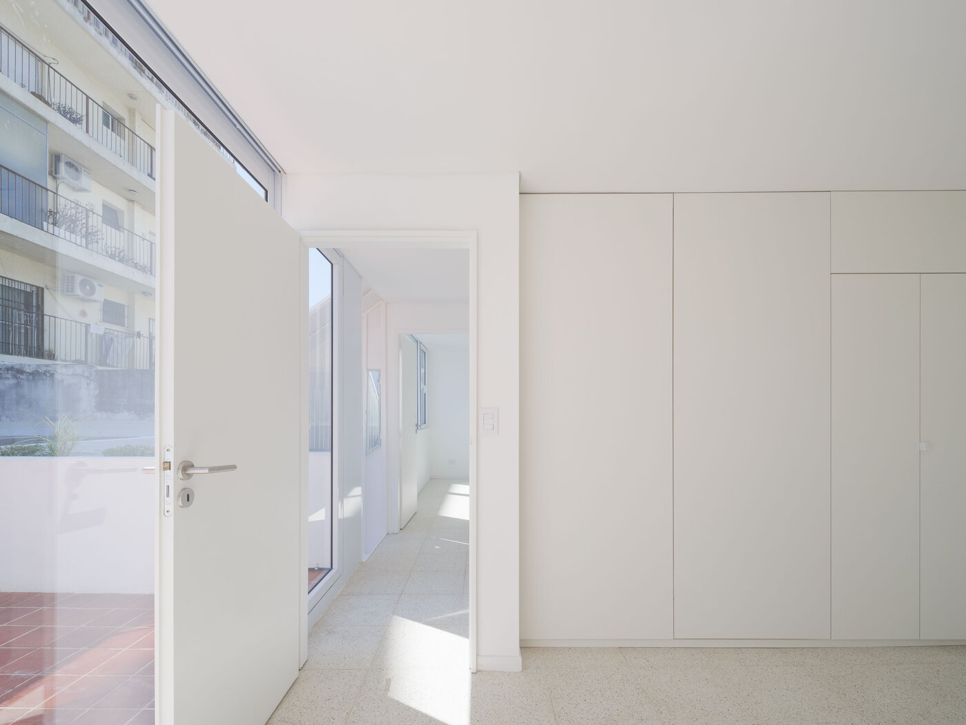 Espacio interior con mucha luz natural y vista abierta