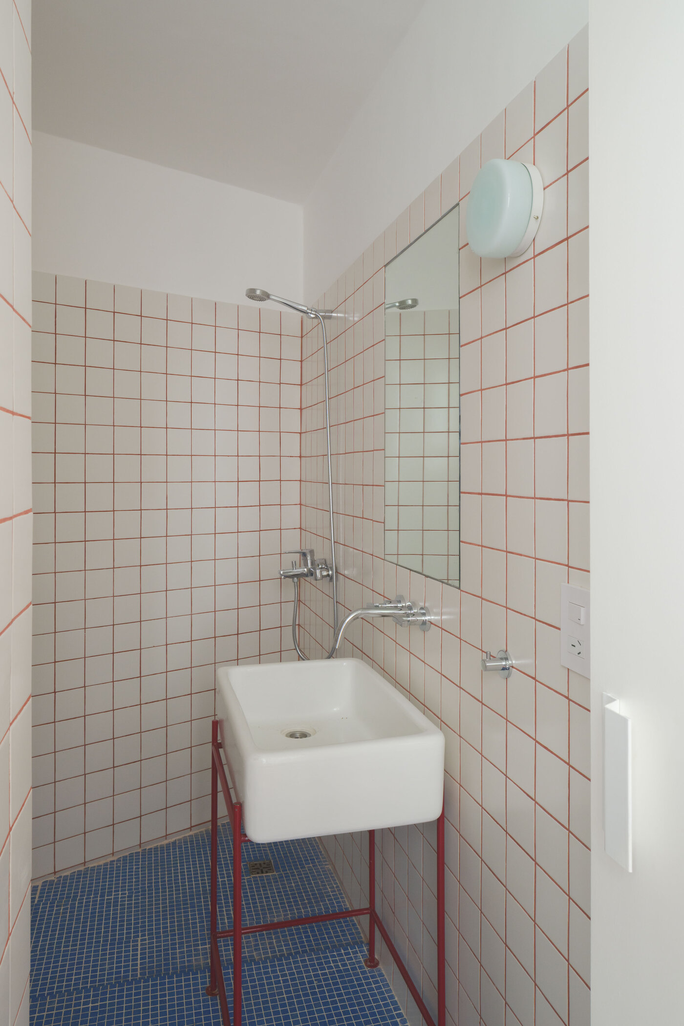 Baño con revestimiento cerámico y bacha sobre estructura metálica
