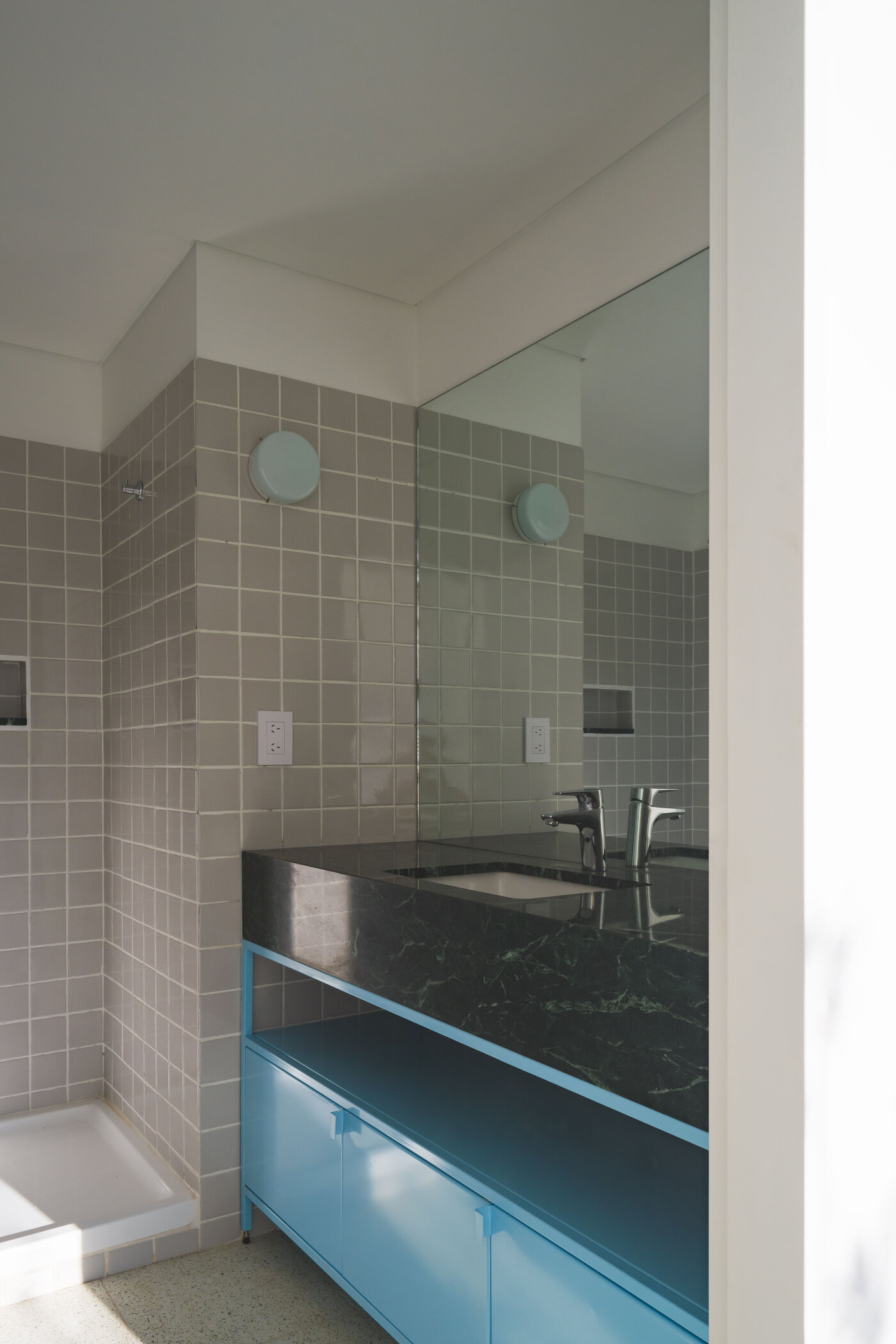 Baño en planta alta con mueble de mármol verde oriental