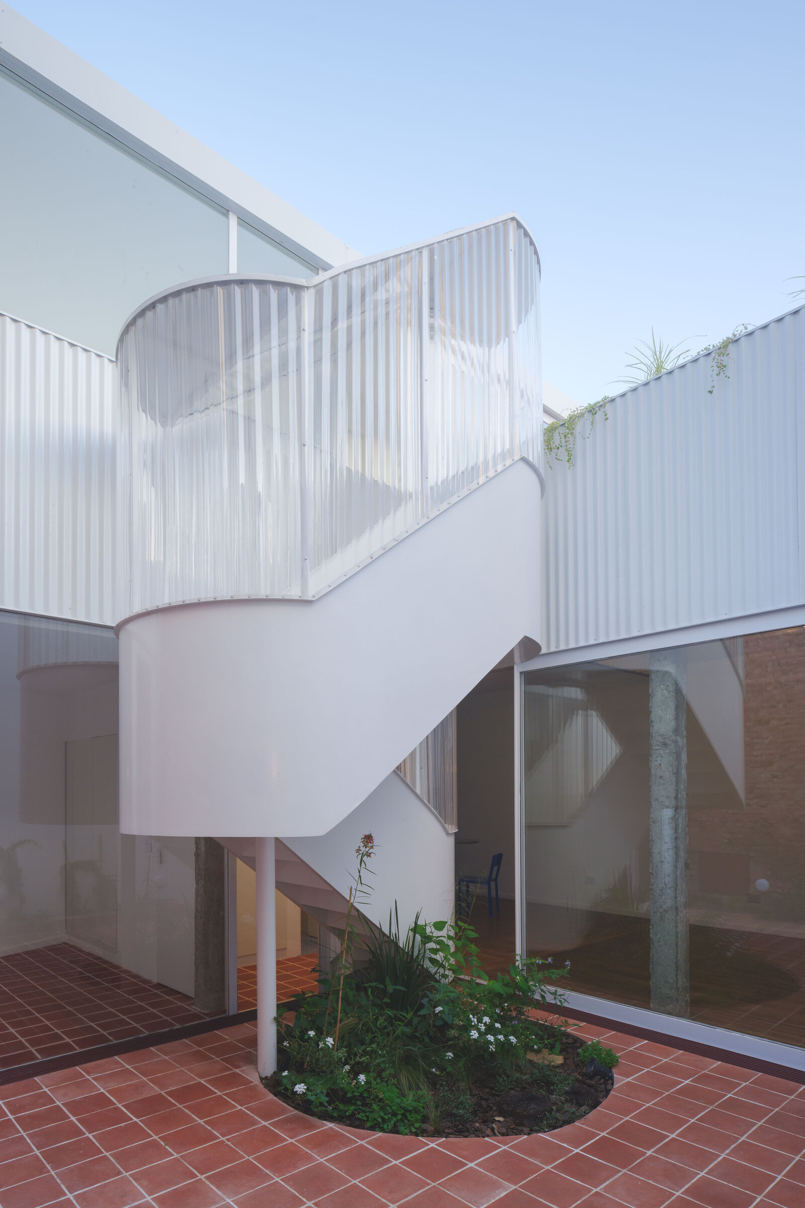 Terraza con cantero de especies nativas y escalera escultórica