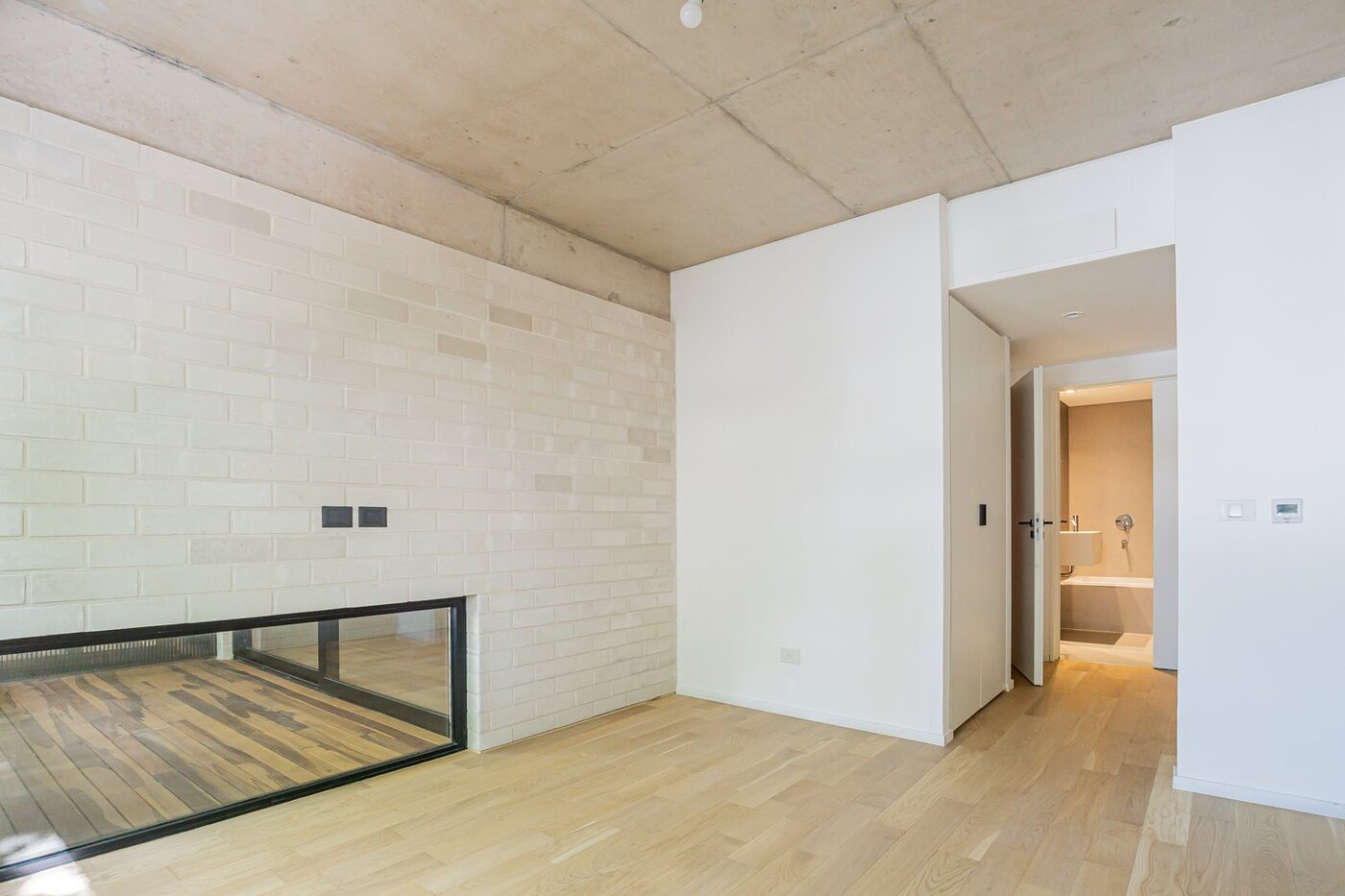 Ambiente amplio con ventana baja