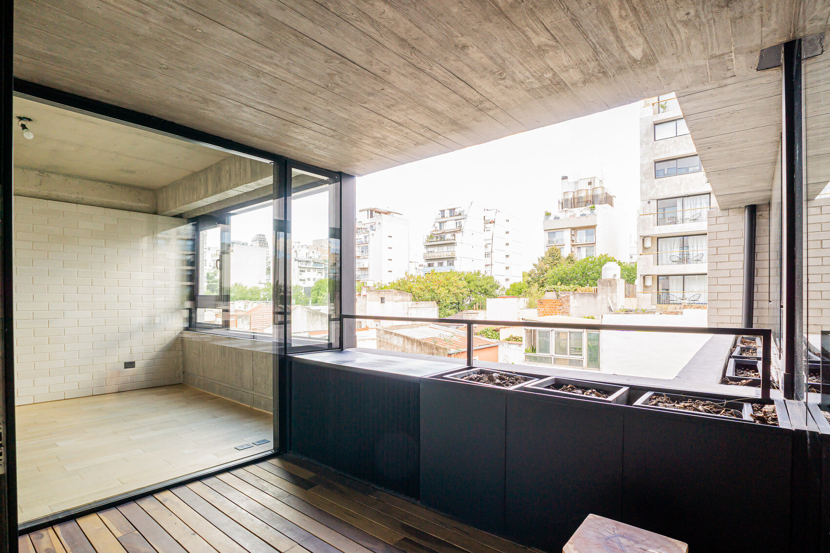 Balcón con vista abierta y salida desde el living