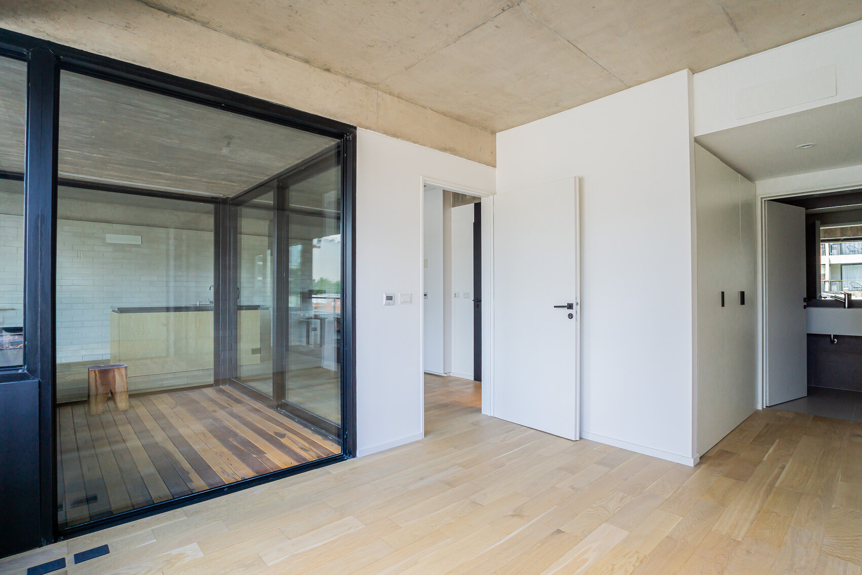 Circulación interior con carpintería de vidrio