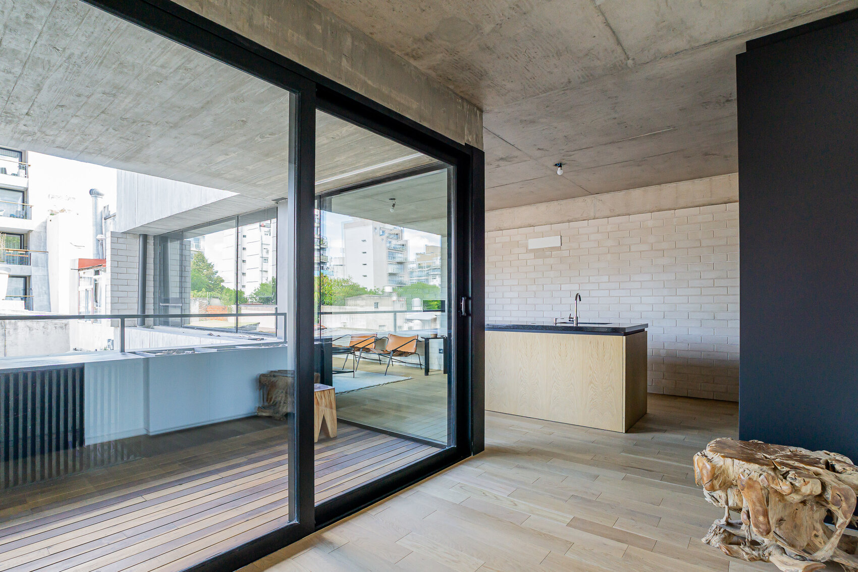 Living y cocina vistos desde el balcón