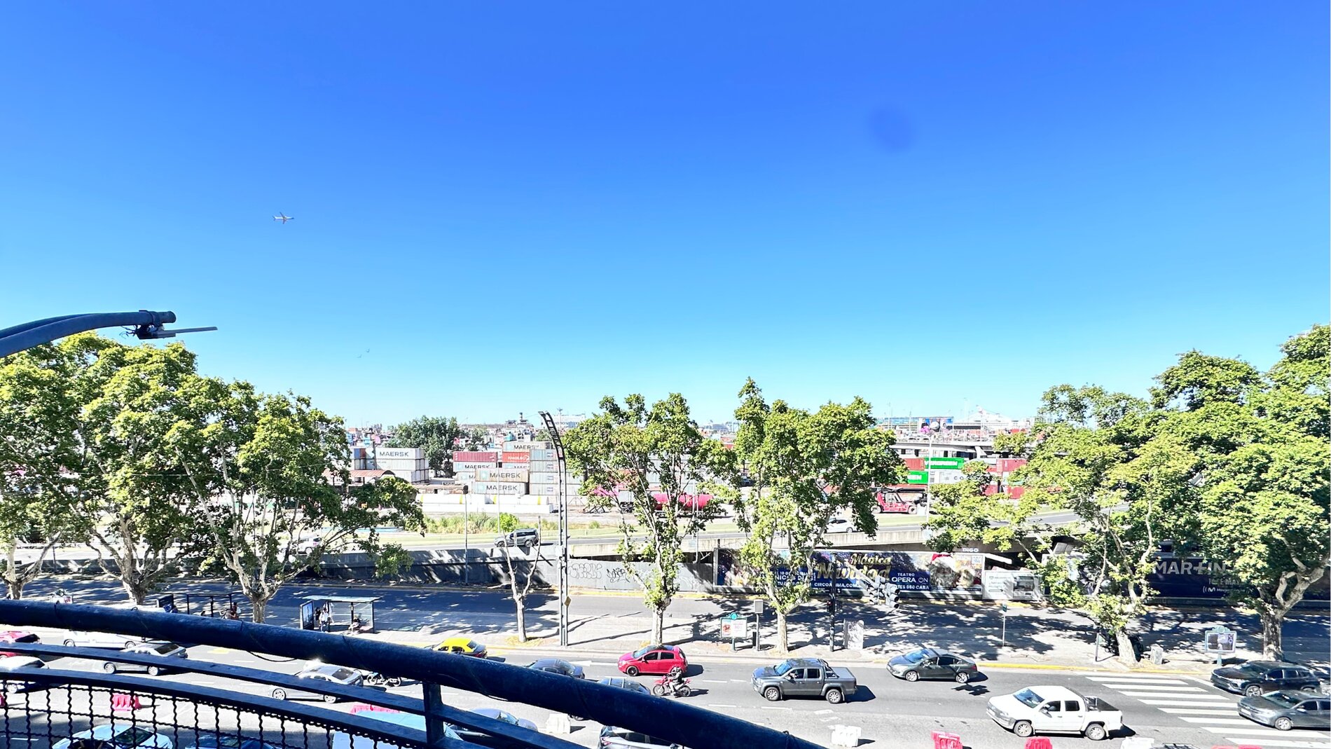 Balcón con vista abierta a la Avenida del Libertador