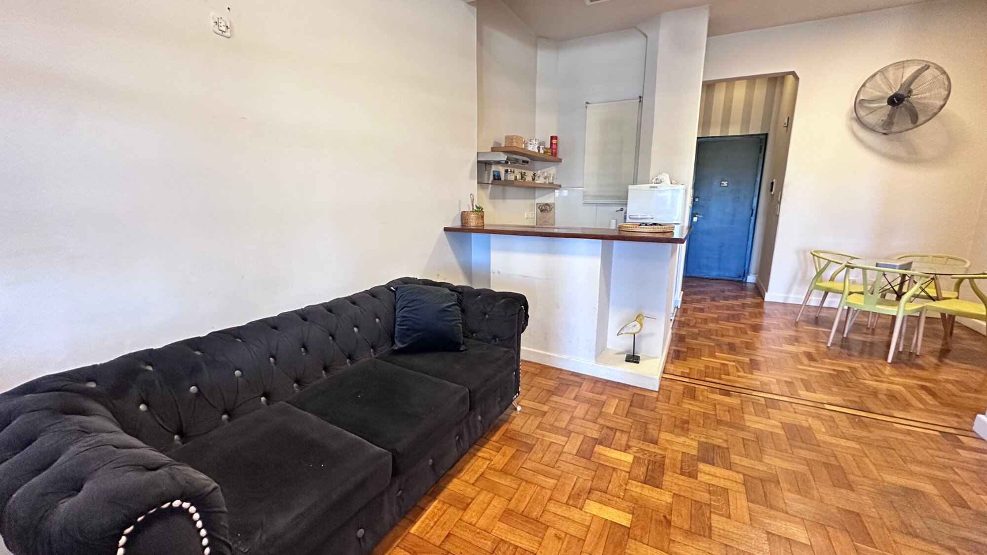 Living de un monoambiente en Av. del Libertador, Recoleta
