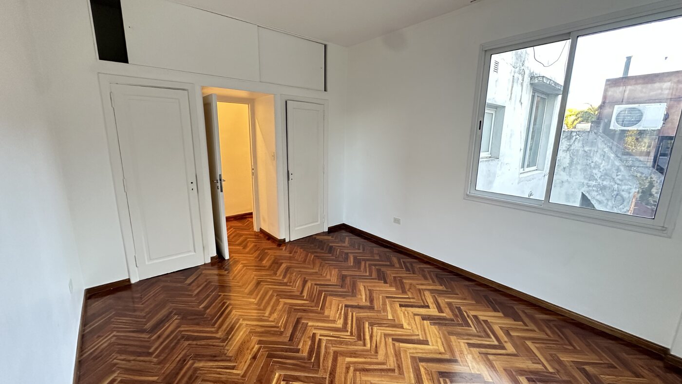 Dormitorio con parquet