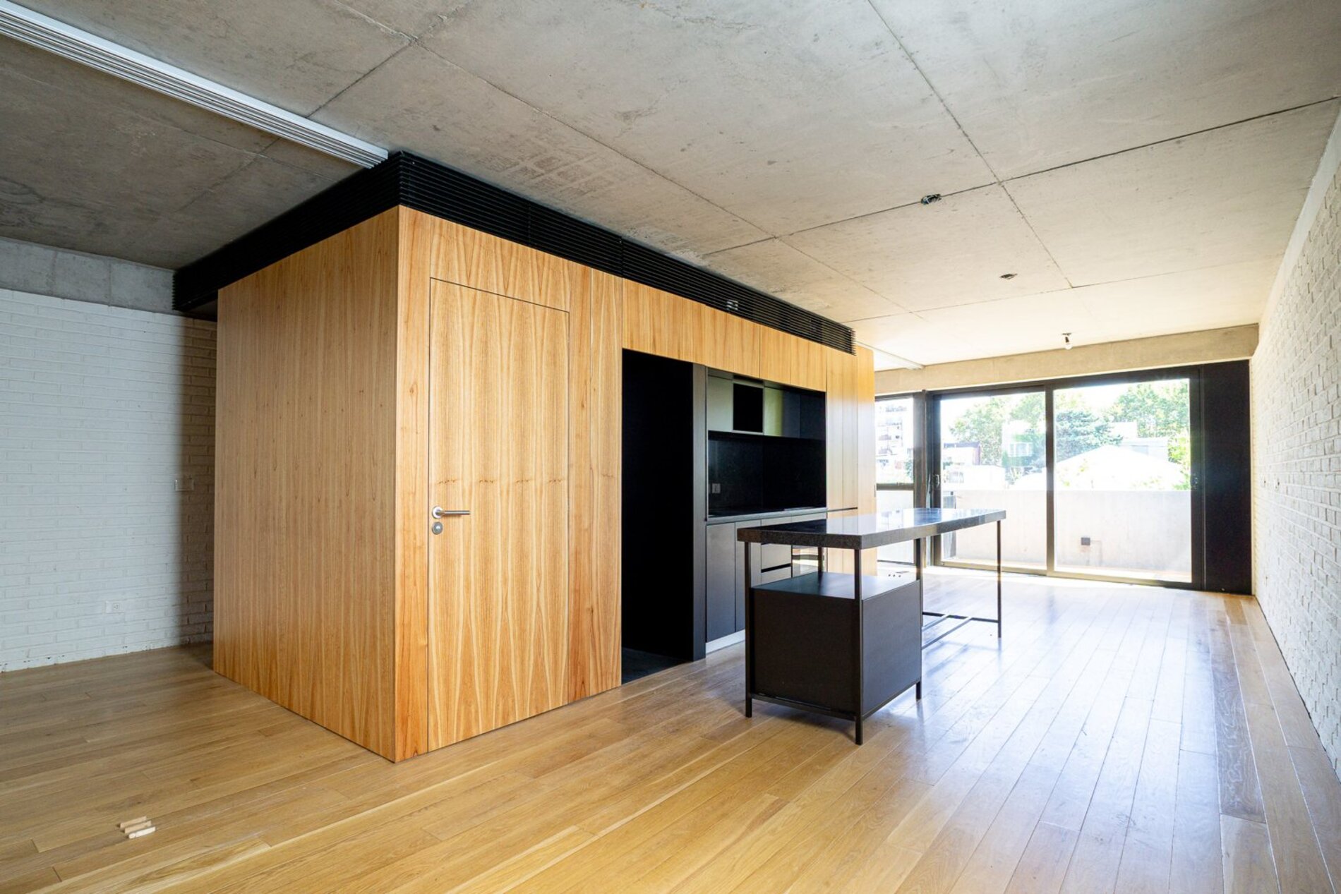 Loft con cubo de madera y cocina integrada en Liv Thames, Palermo Soho