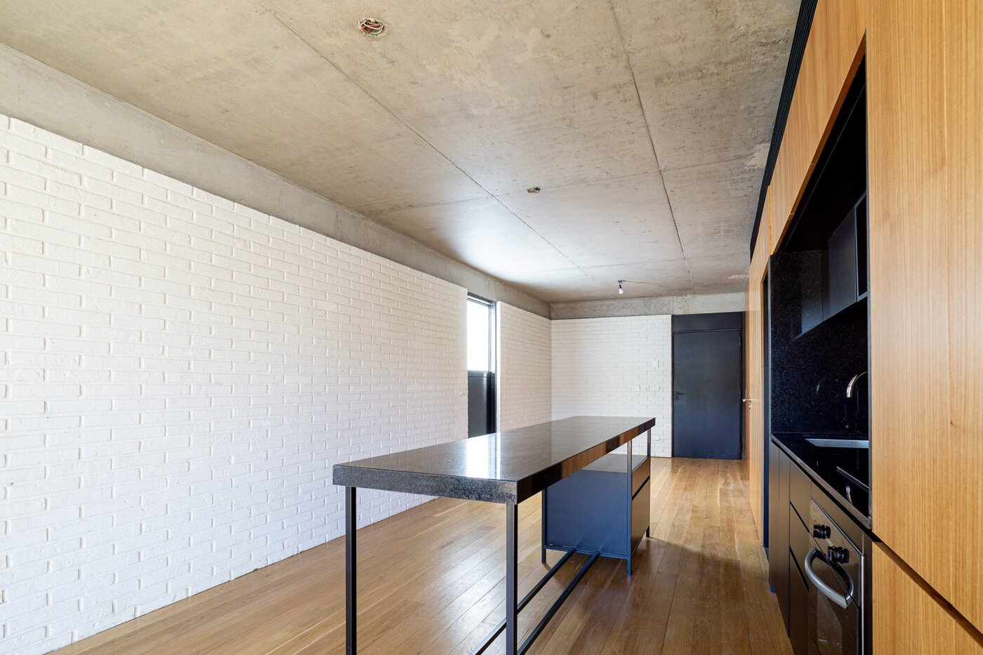 Comedor del loft con isla y ventana