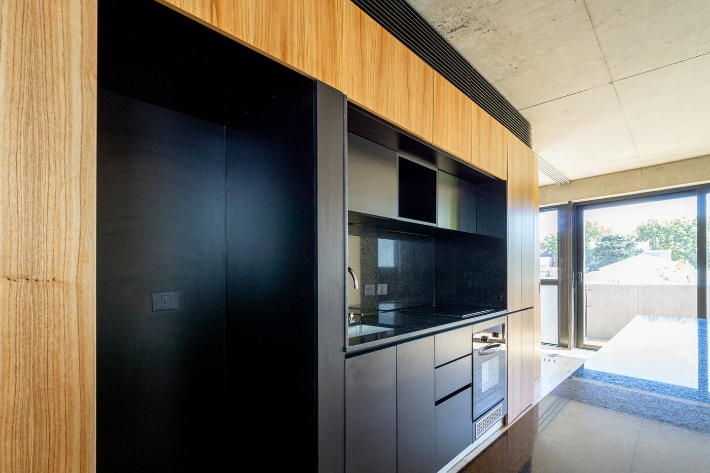Cocina con muebles de diseño en madera y negro