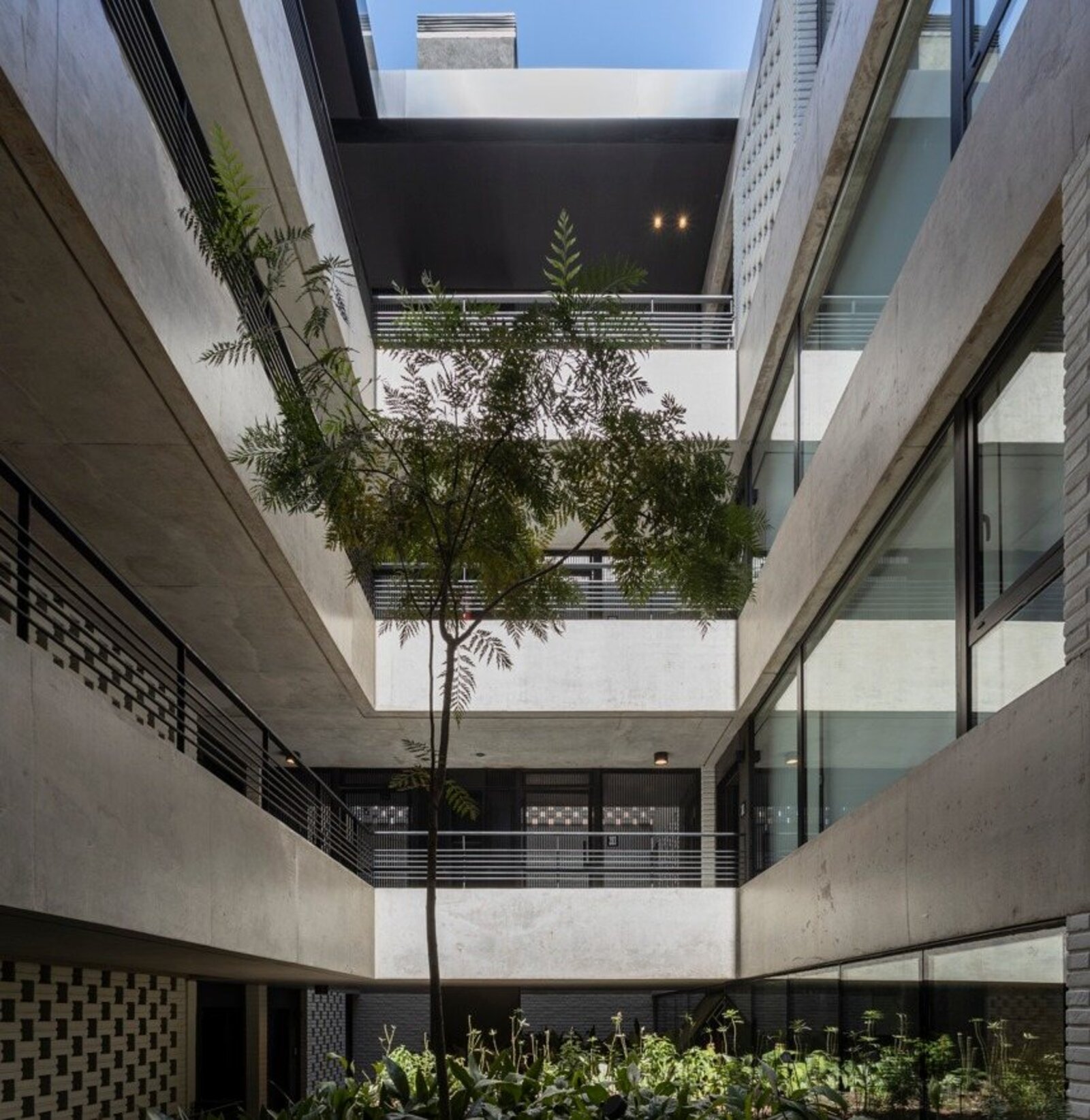 Frente del edificio con pileta climatizada y solárium