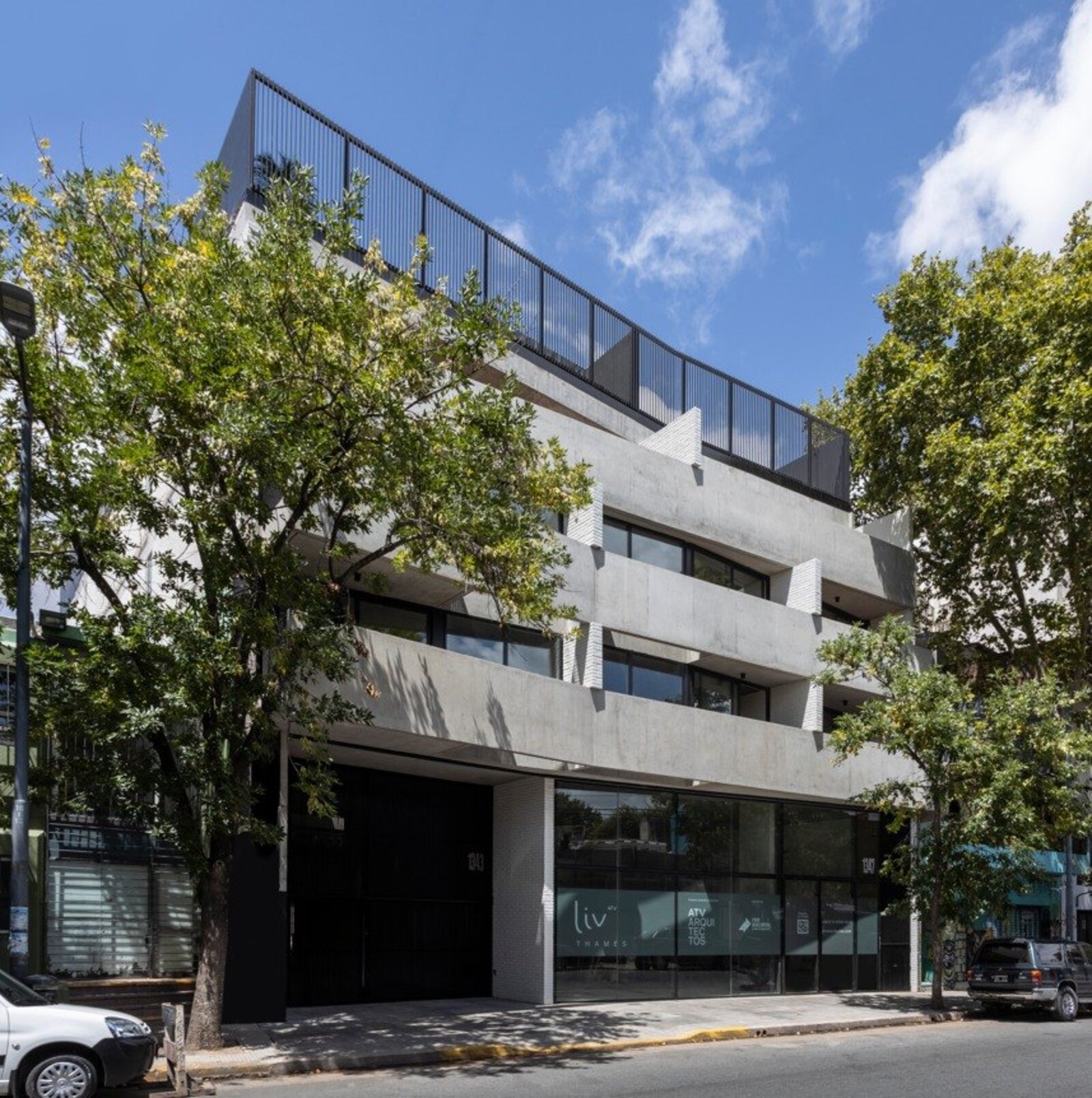 Fachada de hormigón visto y ladrillo blanco sobre Thames, Palermo Soho