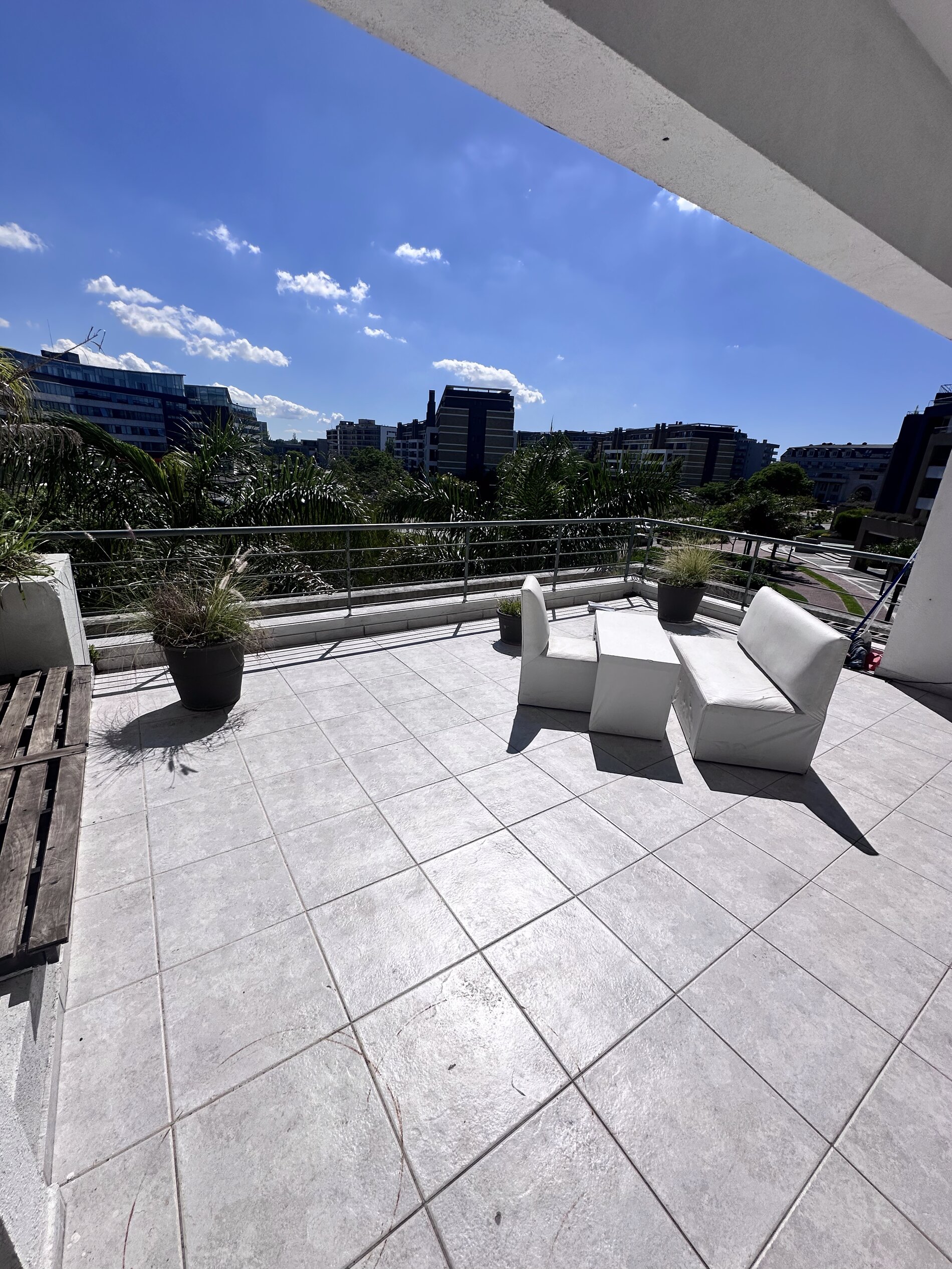 Terraza propia con vista abierta al barrio