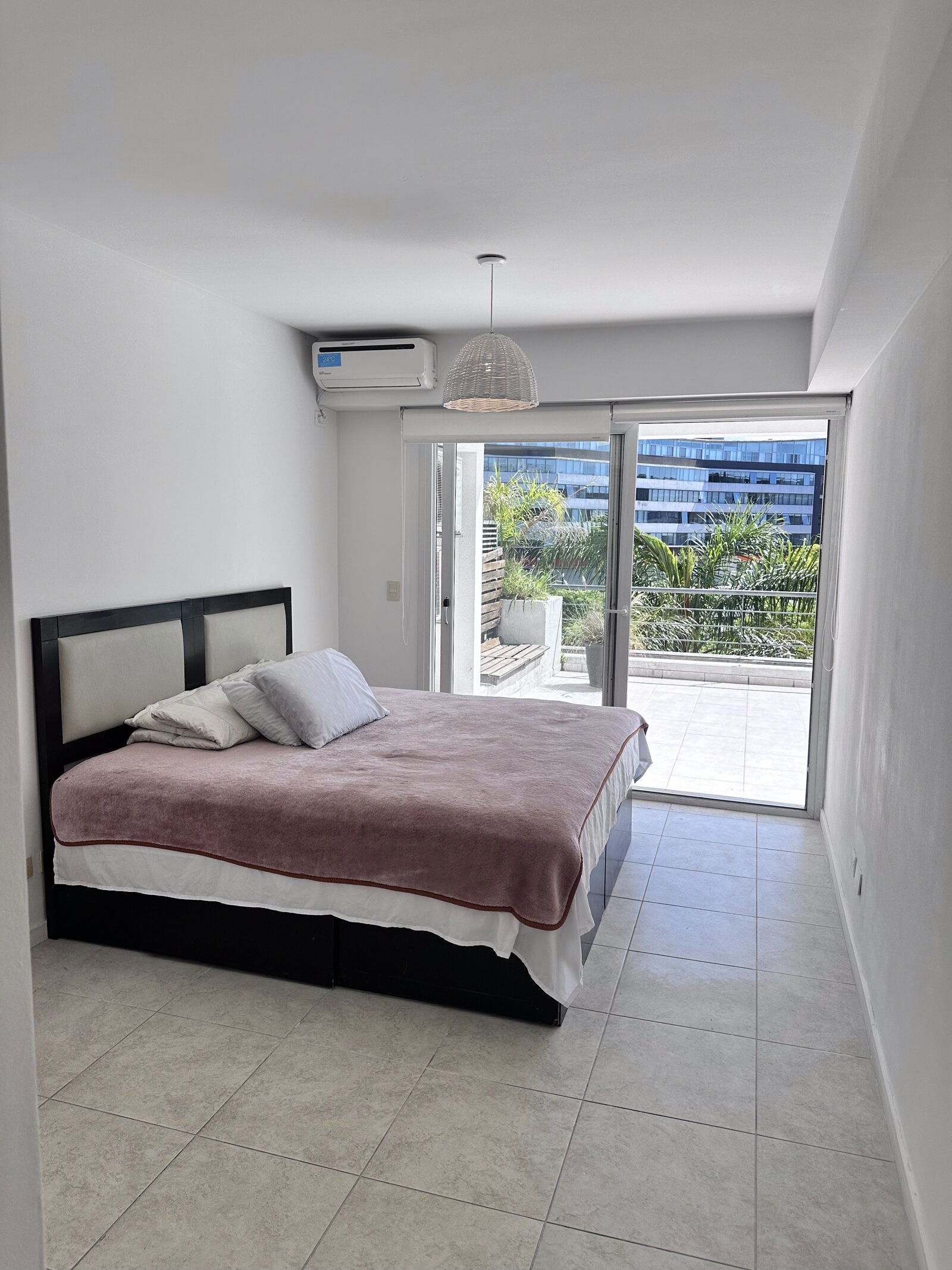 Dormitorio con placard y salida al balcón