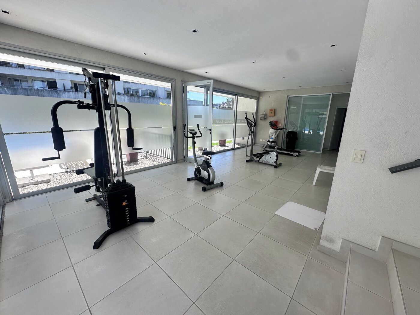 Gimnasio equipado del edificio