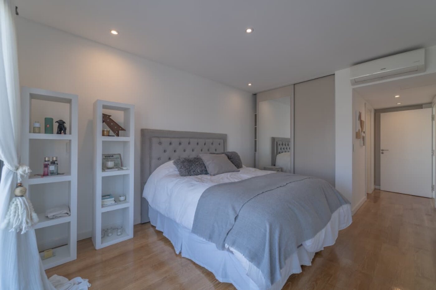 Suite con placares y buena luz natural