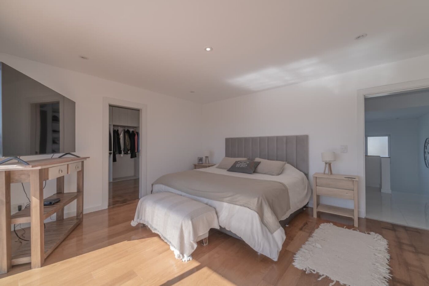 Dormitorio en suite con vestidor