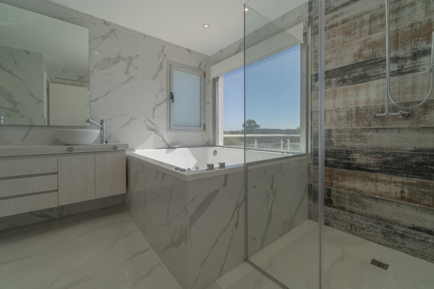 Baño principal en mármol con bañera
