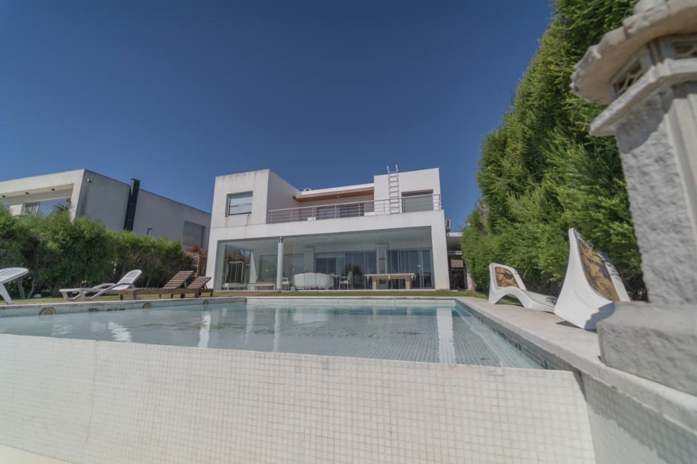 Casa contemporánea a la laguna con pileta en Los Alisos, Nordelta