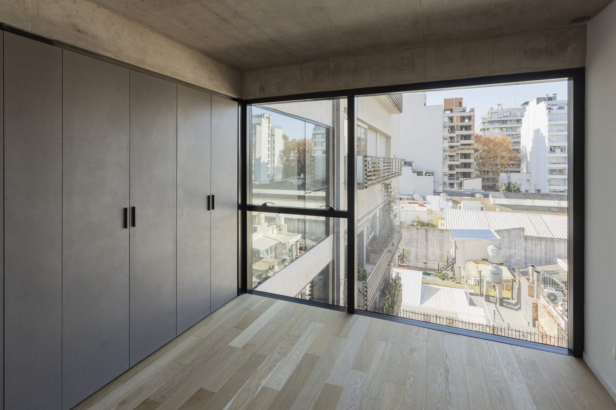 Dormitorio luminoso con placares de diseño y ventanal