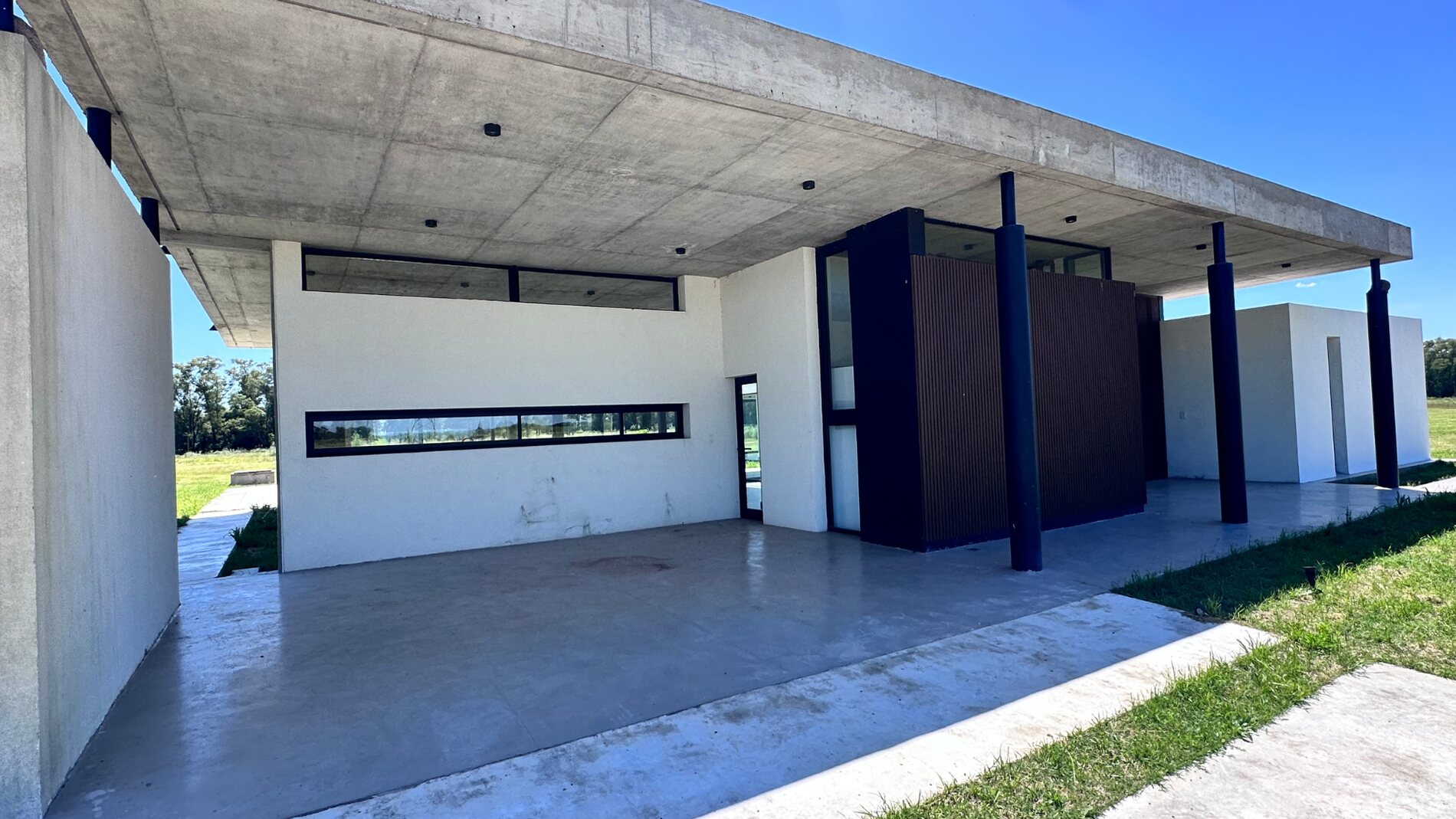 Galería semicubierta de hormigón visto
