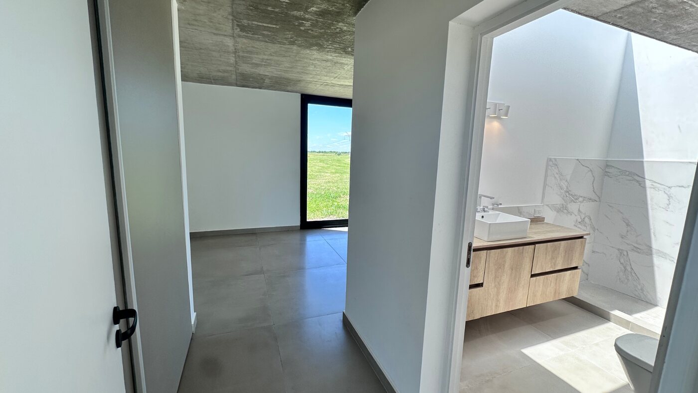 Dormitorio en suite con baño integrado