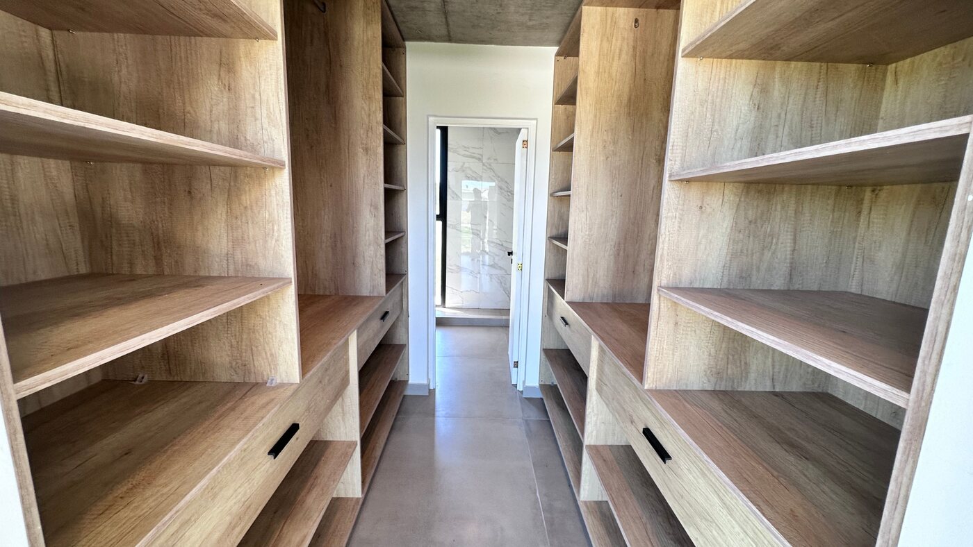 Vestidor revestido en madera
