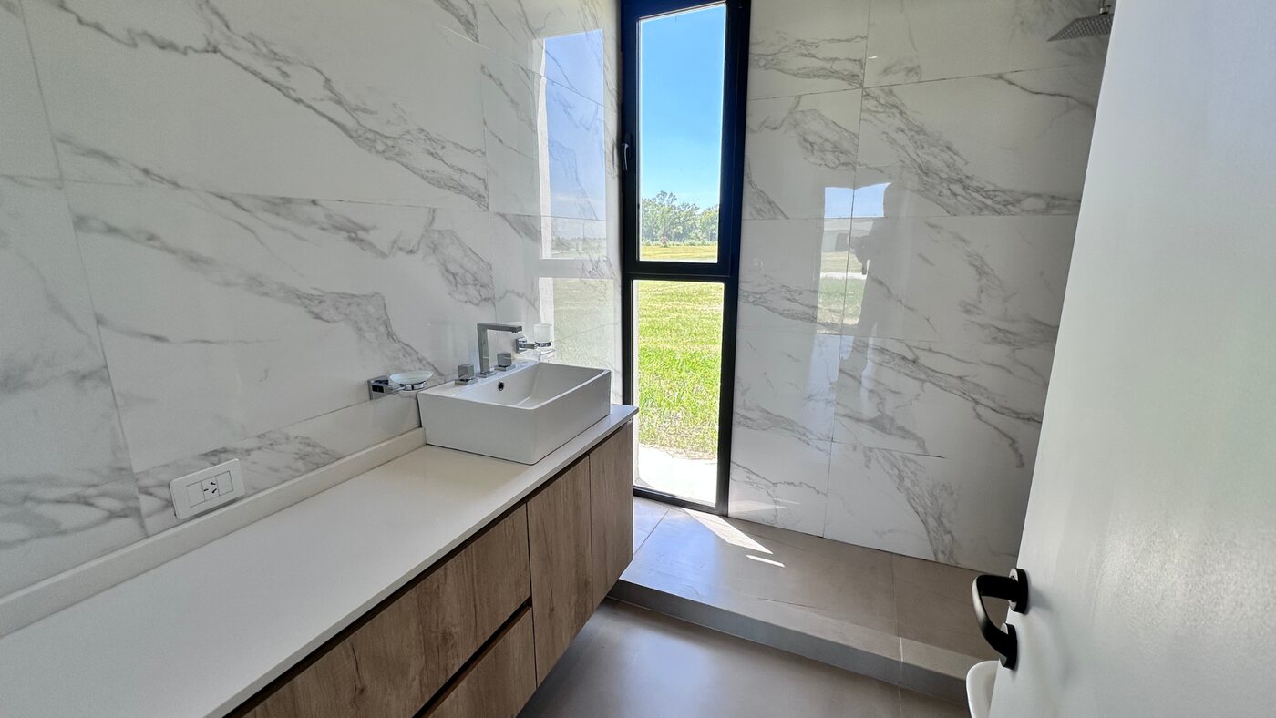 Segundo baño con revestimiento en mármol