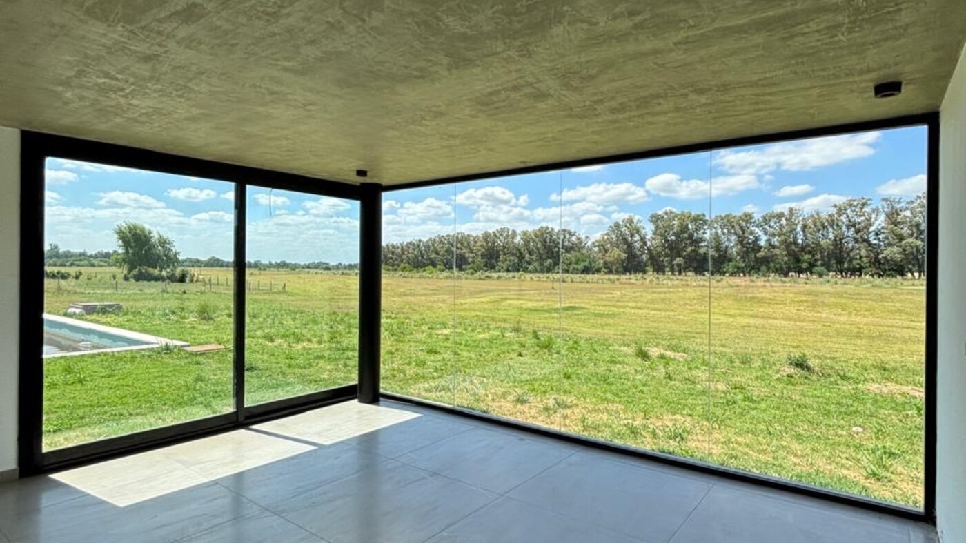 Living con grandes aberturas al campo