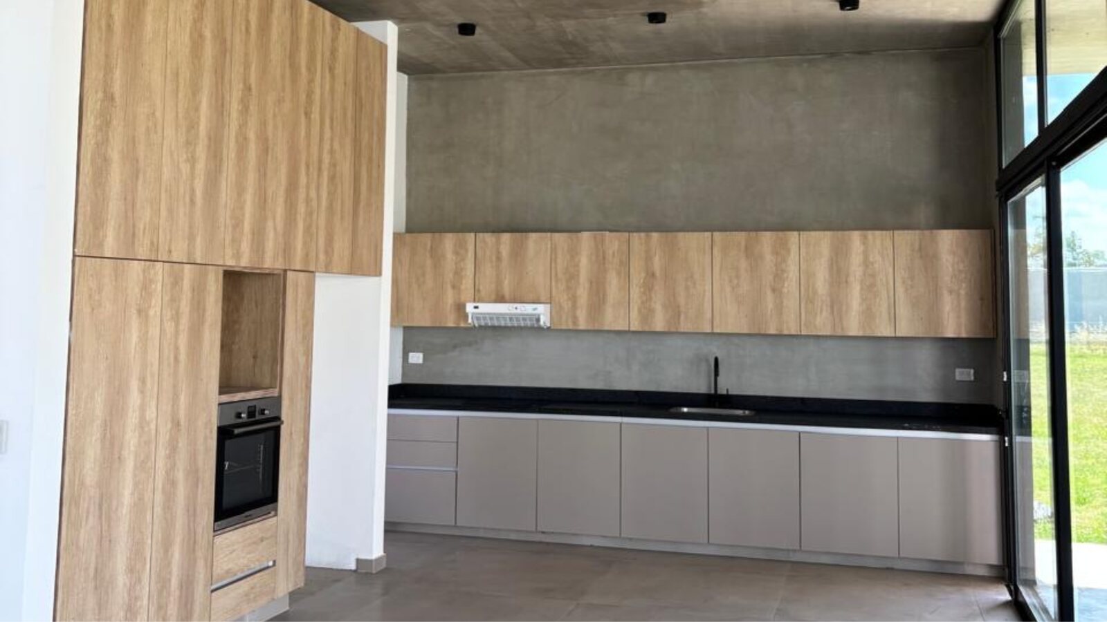 Cocina con isla central integrada al living