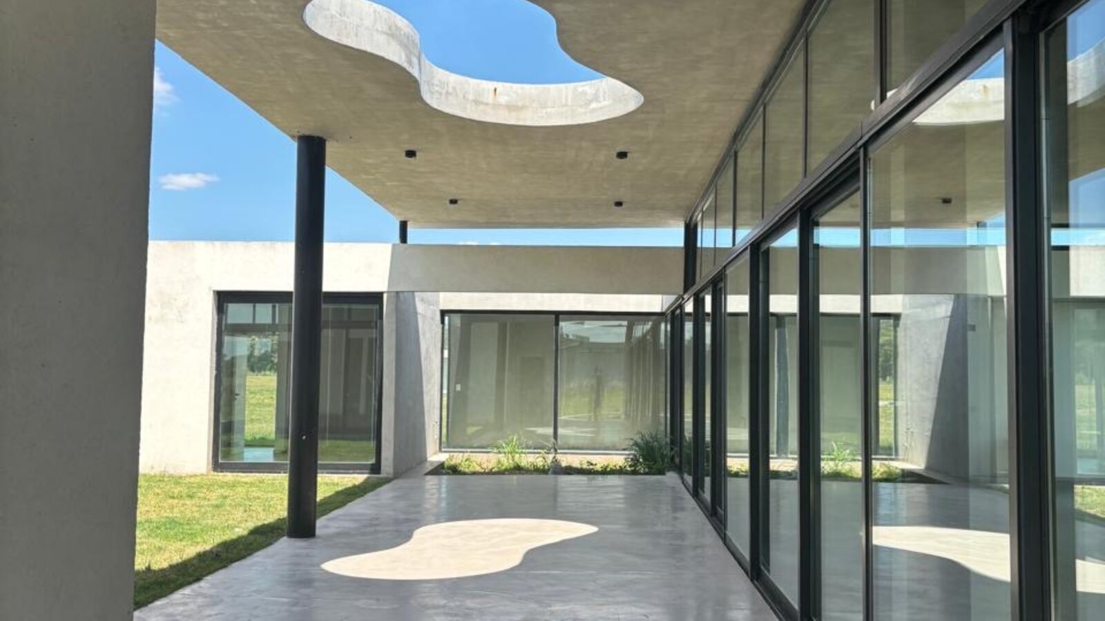 Galería semicubierta con aberturas circulares
