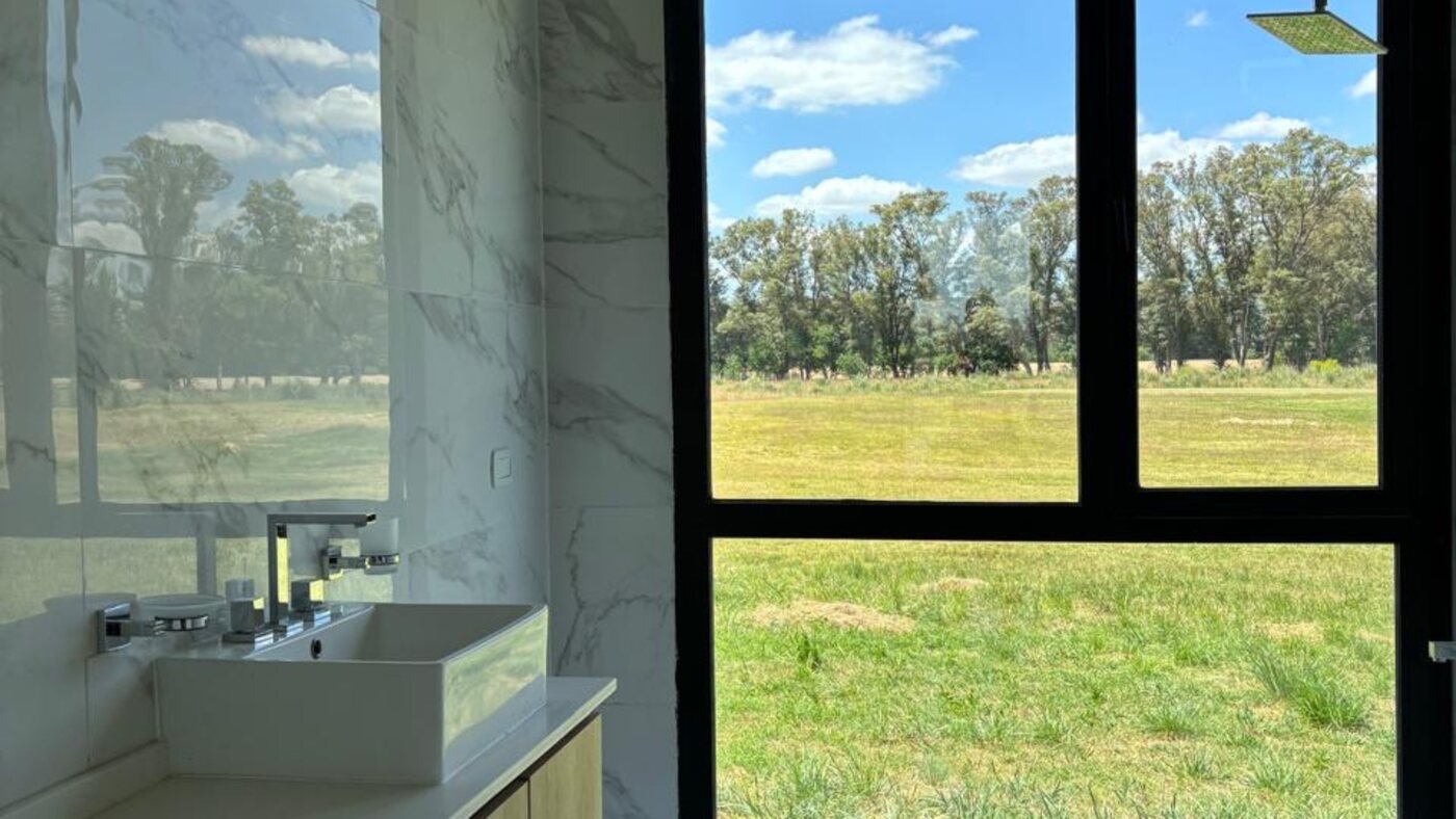 Baño con vista al golf