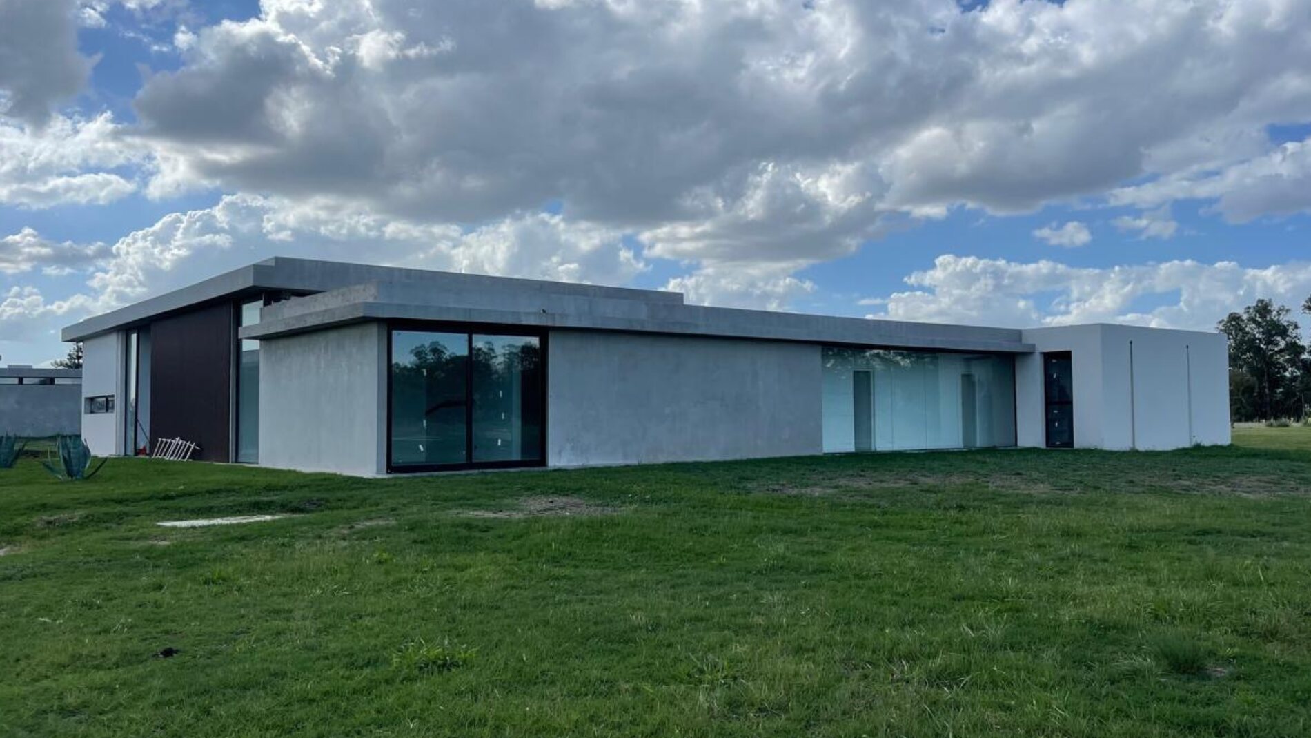 Frente de la casa contemporánea sobre el parque